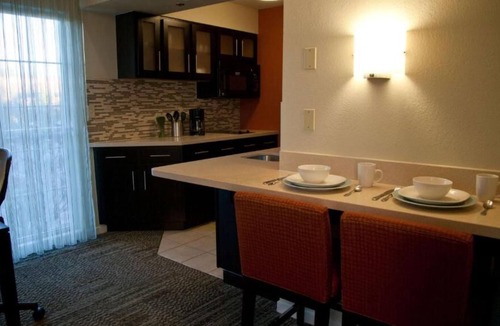 San Bruno House | Living the San Francisco Dream! 2 Relaxing Units, Free Breakfast, Kitchen!