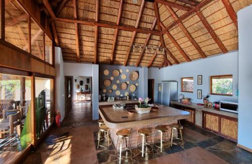 Bela-Bela House | Livingstone Bush Lodge, Mabalingwe