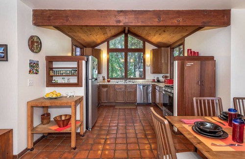 Inverness House | Lloyd's Lookout - spacious 2 bed retreat with stunning bay views
