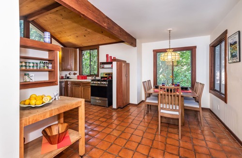 Inverness House | Lloyd's Lookout - spacious 2 bed retreat with stunning bay views