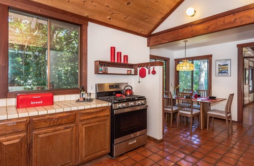 Inverness House | Lloyd's Lookout - spacious 2 bed retreat with stunning bay views