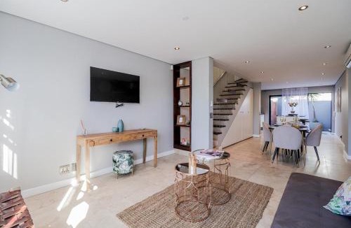 Cape Town City Centre Apartment | Loader Street Studios 5 by CTHA