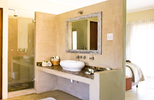 Pringle Bay House | Located in a Nature Reserve, you will get pampered and can relax.