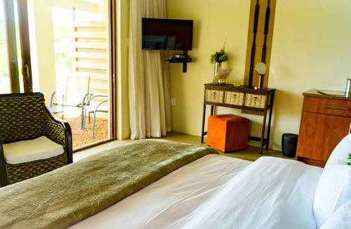 Pringle Bay House | Located in a Nature Reserve, you will get pampered and can relax.