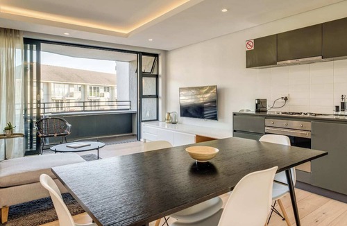 Three Anchor Bay Apartment | Lock up and Go Apartment in Sea Point (D on S)