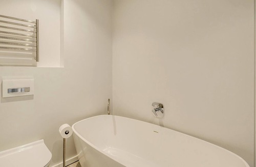 Three Anchor Bay Apartment | Lock up and Go Apartment in Sea Point (D on S)