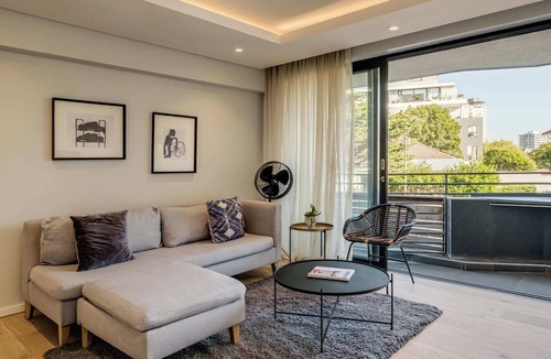 Three Anchor Bay Apartment | Lock up and Go Apartment in Sea Point (D on S)