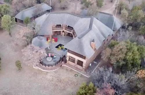 Leeupoort House | Lodge on Watering Hole , Zebula