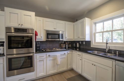 St. Helena House | Long term rental.serenity found off of iconic Zinfandel Lane!