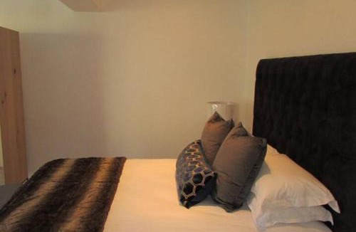 Welgemoed Apartment | Lovely 1-bedroom rental with a pool