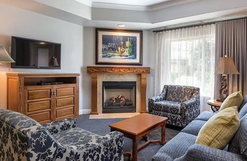 Napa Resort | Lovely 2-bedroom resort in Napa with WiFi, AC, fitness room and wine.