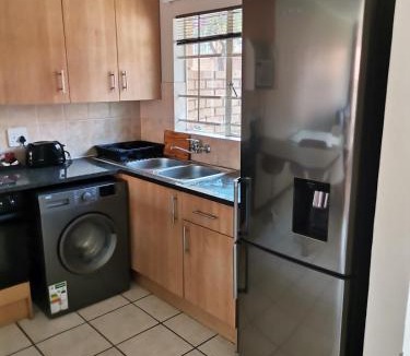 The Reeds Apartment | Lovely 2 Bedroom Townhouse with private garden
