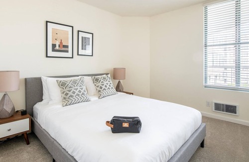 South Beach Apartment | Lovely 2BR in South Beach Near Oracle Park w/ Gym