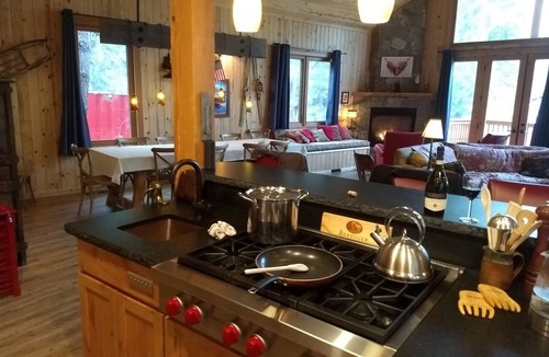 Tahoe Island Cabin | Lovely 4-bedroom cabin in South Lake Tahoe perfect for your getaway