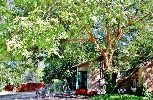 Geyserville Cabin | Lovely Cabin Retreat Ideal for Romantic Escape in Geyserville, California