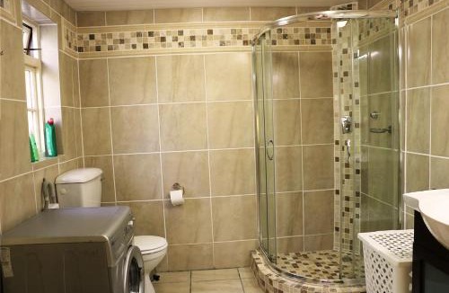 Somerset West House | Lovely Concordia, rental unit with free parking