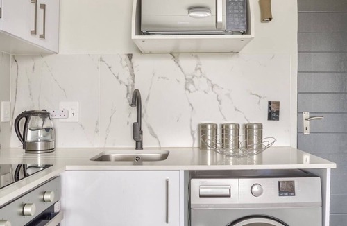 Bloubergstrand Apartment | Lovely cozy new one bedroom