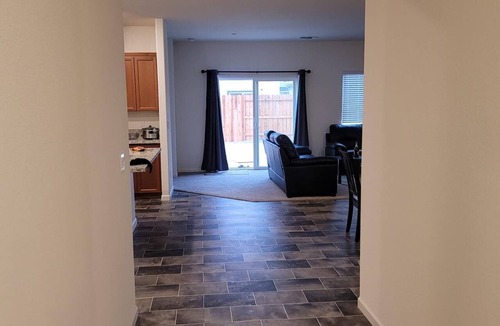 Patterson House | Lovely modern 5 bedroom house in Patterson CA,ensuring your stay is comfortable.