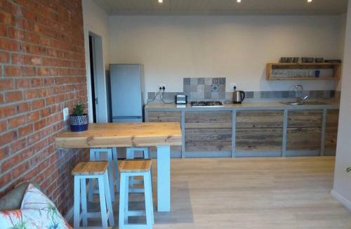 Cape Saint Francis Apartment | Lovely new flat near restaurants and beach with solar - free wifi and DSTV
