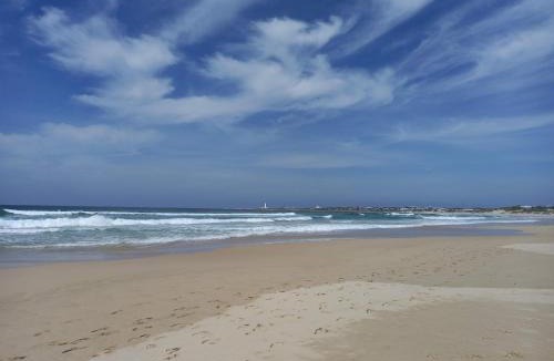 Cape Saint Francis Apartment | Lovely new flat near restaurants and beach with solar - free wifi and DSTV
