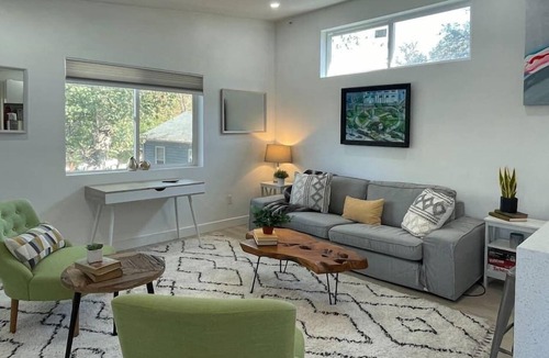 North Oak Park Condo | Lovely one-bedroom apartment minutes from Downtown