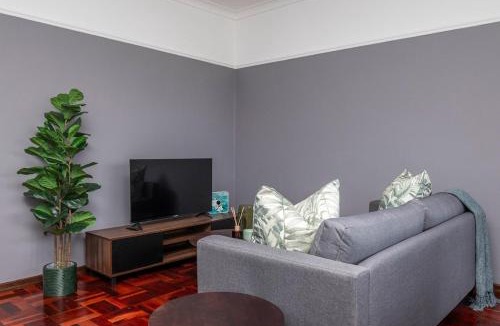 Claremont Apartment | Lovely Two Bedroom Apartment, Claremont, Cape Town