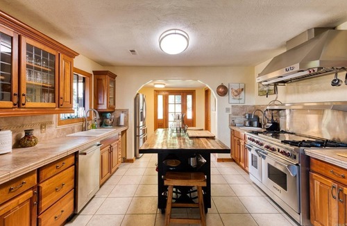 Ukiah House | Lovely Vineyard Retreat.