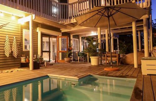 Hunter's Home House | Lush Spacious Family Home between Beach & Town