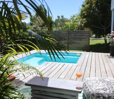 Hunter's Home House | Lush Spacious Family Home between Beach & Town