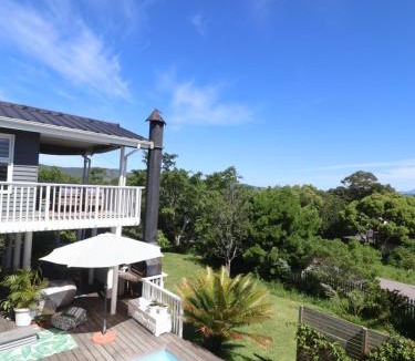 Hunter's Home House | Lush Spacious Family Home between Beach & Town