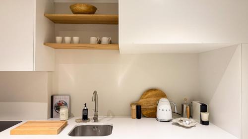 Mouille Point Apartment | LUX Stylish Studio, 24Hr Security - Mouille Point, Walk to Promenade & 5mins to Beach !