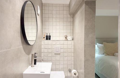 Mouille Point Apartment | LUX Stylish Studio, 24Hr Security - Mouille Point, Walk to Promenade & 5mins to Beach !