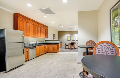 Emeryville Condo | Luxe Condo w/Private Patio & Perks in Emeryville!
