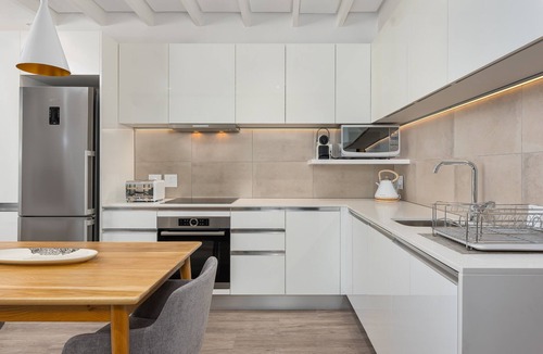 Bo'Kaap Apartment | Luxe De Waterkant Apartment | Mountain Views