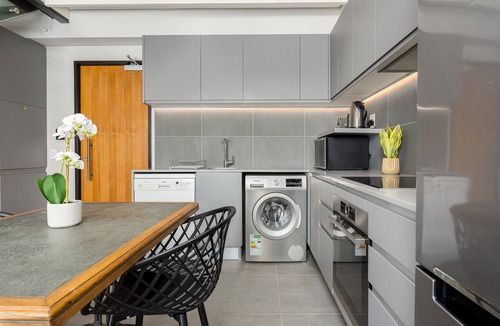Bo'Kaap Apartment | Luxe De Waterkant Apartment ϟ No Loadshedding ϟ