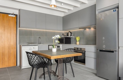 Bo'Kaap Apartment | Luxe De Waterkant Apartment ϟ No Loadshedding ϟ