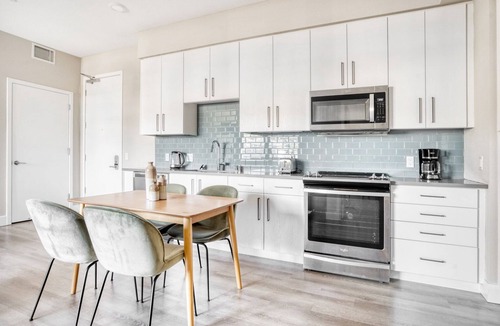 San Carlos Apartment | Luxe San Carlos 2BR w/Gym, Pool & BBQ, walk to Caltrain, by Blueground