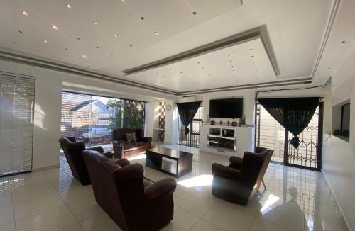 Parow North House | Luxe Stay in Parow North