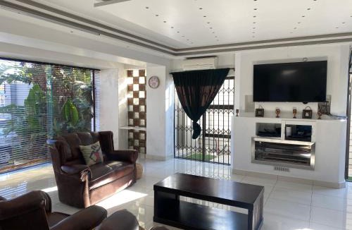 Parow North House | Luxe Stay in Parow North