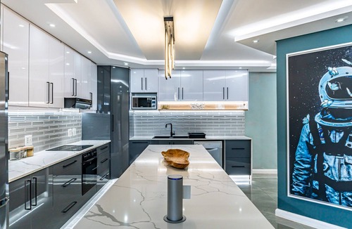 Shaka's Rock Apartment | Luxurious 3 bedroom beach front apartment