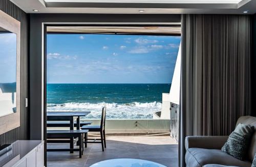 Shaka's Rock Apartment | Luxurious 3 bedroom beach front apartment