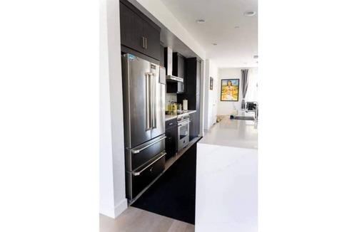Ralph Bunche House | Luxurious 3-bedroom townhouse in Oakland