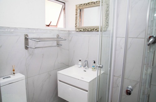 Mowbray House | Luxurious flatlet in the heart of Mowbray: Your Perfect Cape Town Getaway!