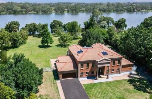 Lochvaal Villa | Luxurious House on the water