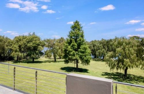 Lochvaal Villa | Luxurious House on the water