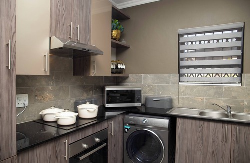 Greater Johannesburg Metropolitan Area Apartment | Luxurious property that offers excellent services. Only 5mins away from the mall