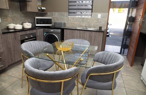 Greater Johannesburg Metropolitan Area Apartment | Luxurious property that offers excellent services. Only 5mins away from the mall