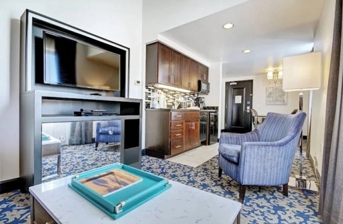 Theater District Apartment | Luxury 1 bedroom, living room and kitchen hotel suite in beautiful San Francisco