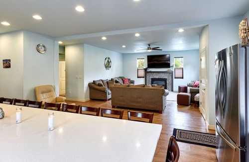 Lincoln Beach House | Luxury 10-Bedroom Retreat Sleeps 20: 19 FT SWIM SPA, Chef’s Kitchen, POOL Table!