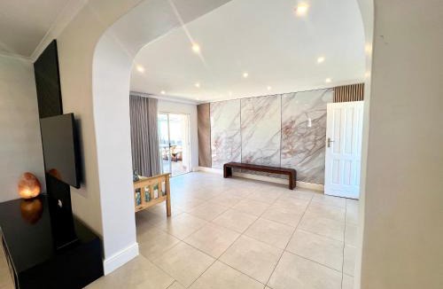 Bloubergstrand Villa | Luxury 14 sleeper villa Lamsyh